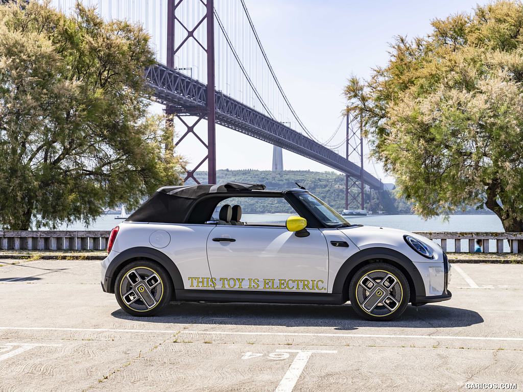 2022 MINI Cooper SE Convertible Concept - Side