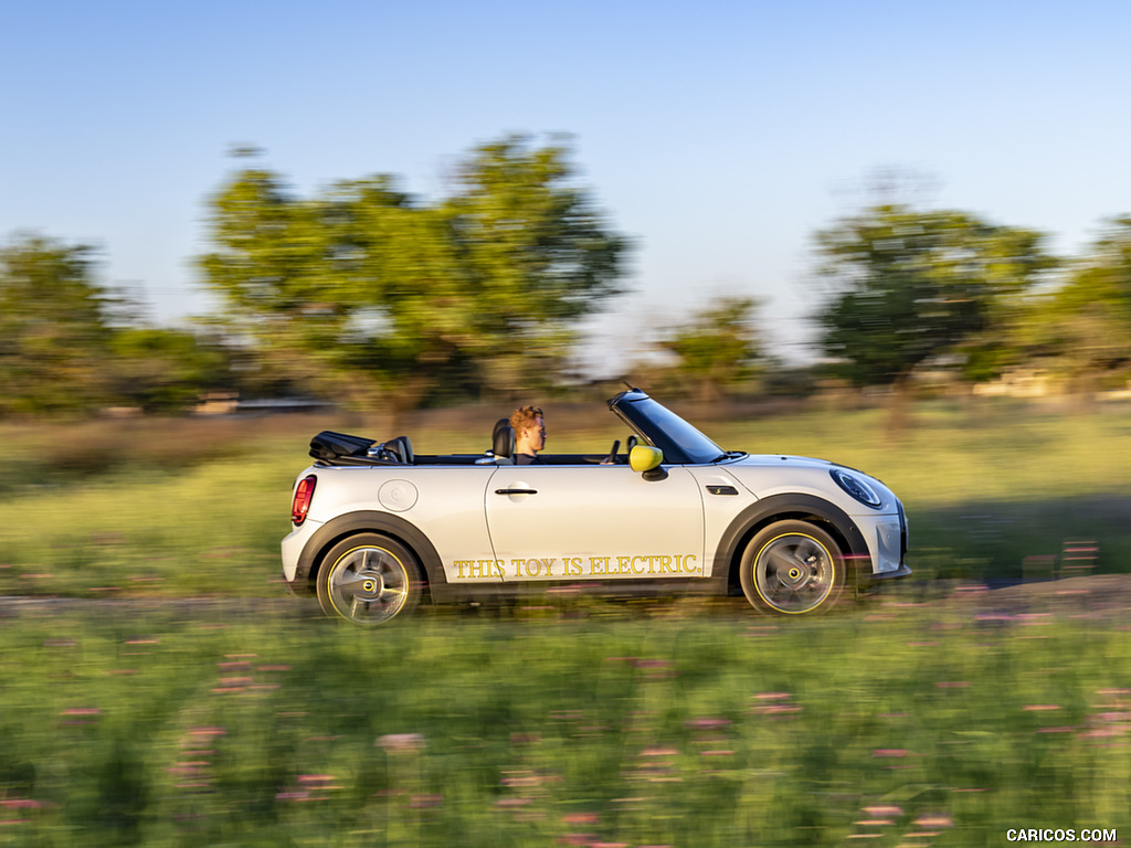 2022 MINI Cooper SE Convertible Concept - Side