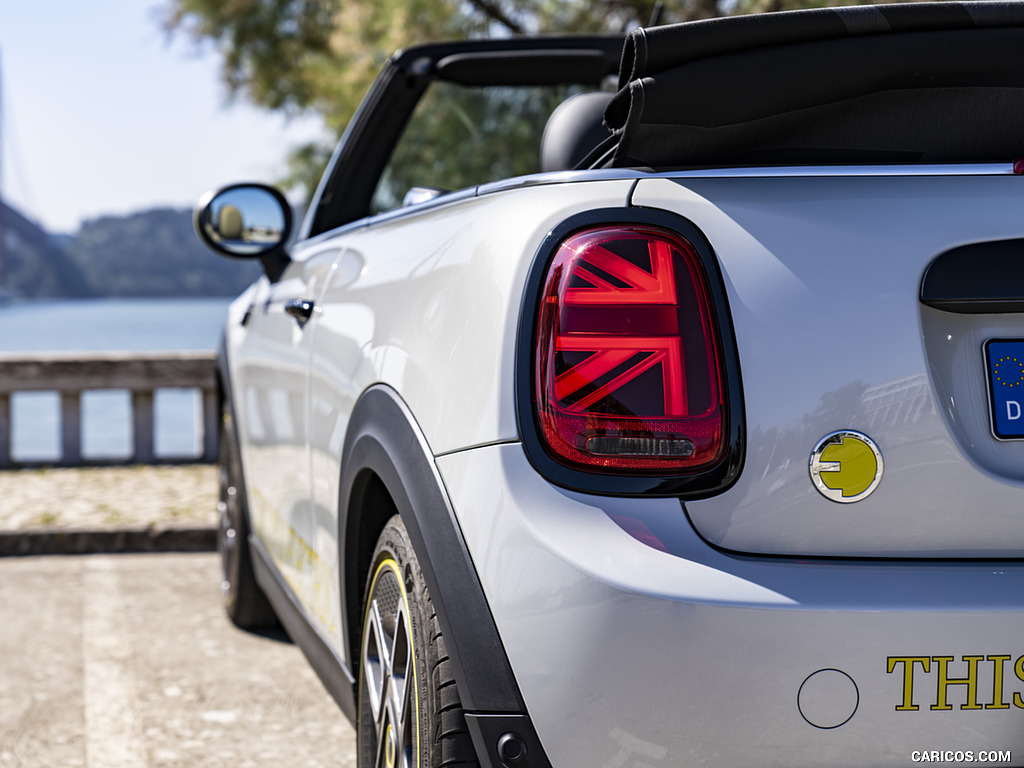 2022 MINI Cooper SE Convertible Concept - Tail Light