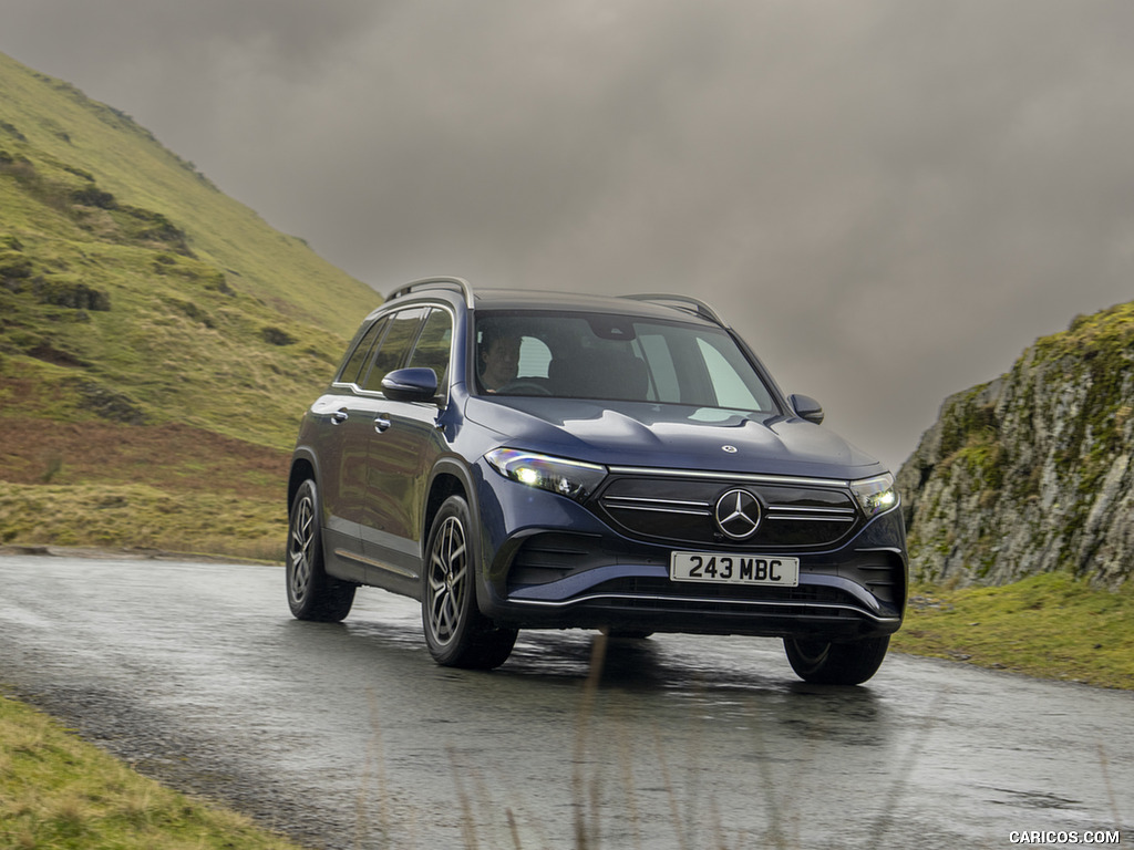 2022 Mercedes-Benz EQB 300 (UK-Spec) - Front Three-Quarter