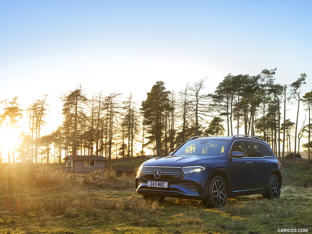 2022 Mercedes-Benz EQB 300 (UK-Spec) - Front Three-Quarter