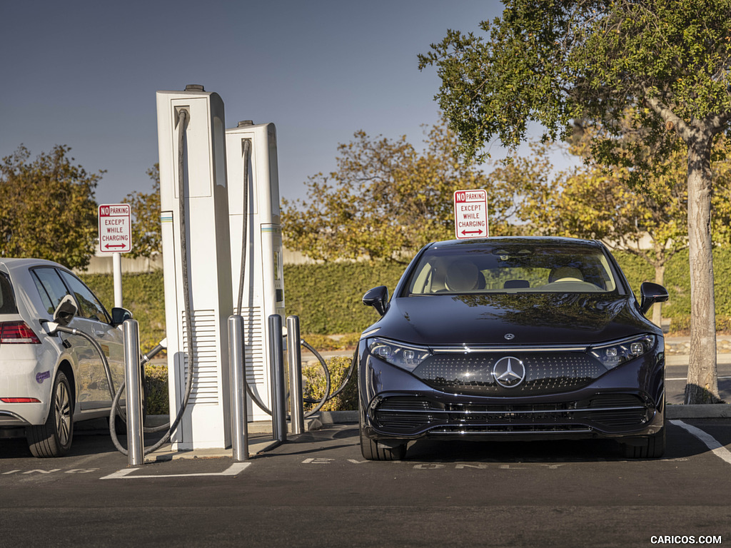 2022 Mercedes-Benz EQS (US-Spec) - Front