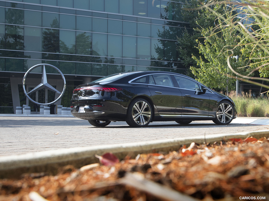 2022 Mercedes-Benz EQS 450+ 4MATIC (US-Spec) - Rear Three-Quarter