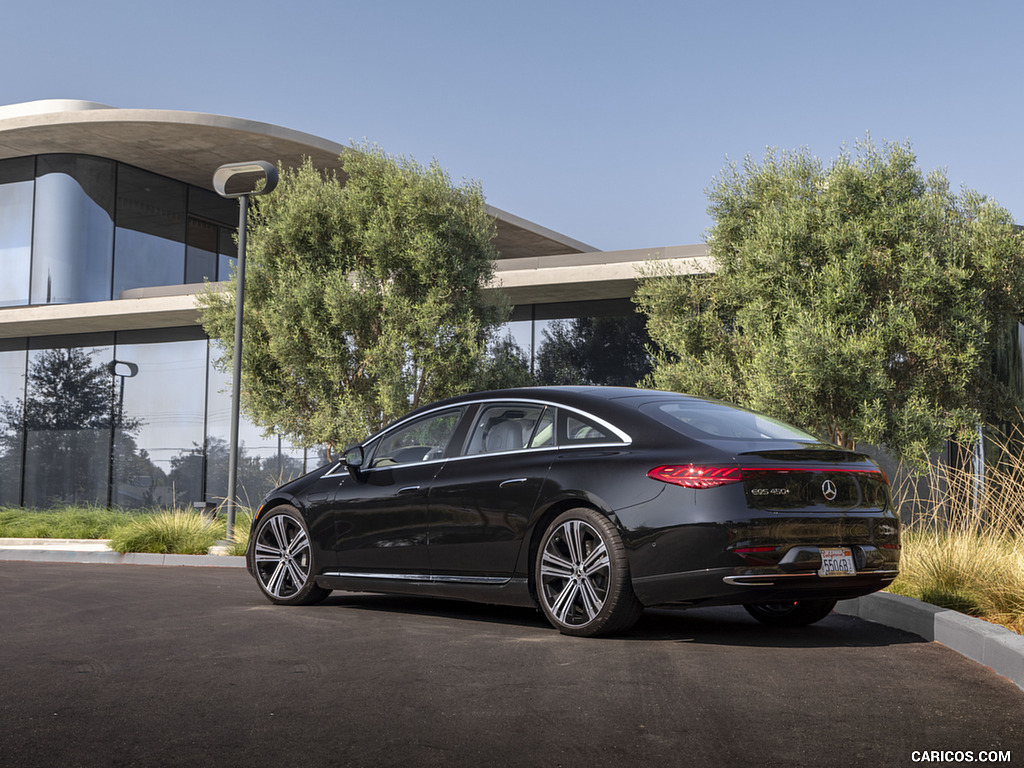 2022 Mercedes-Benz EQS 450+ 4MATIC (US-Spec) - Rear Three-Quarter