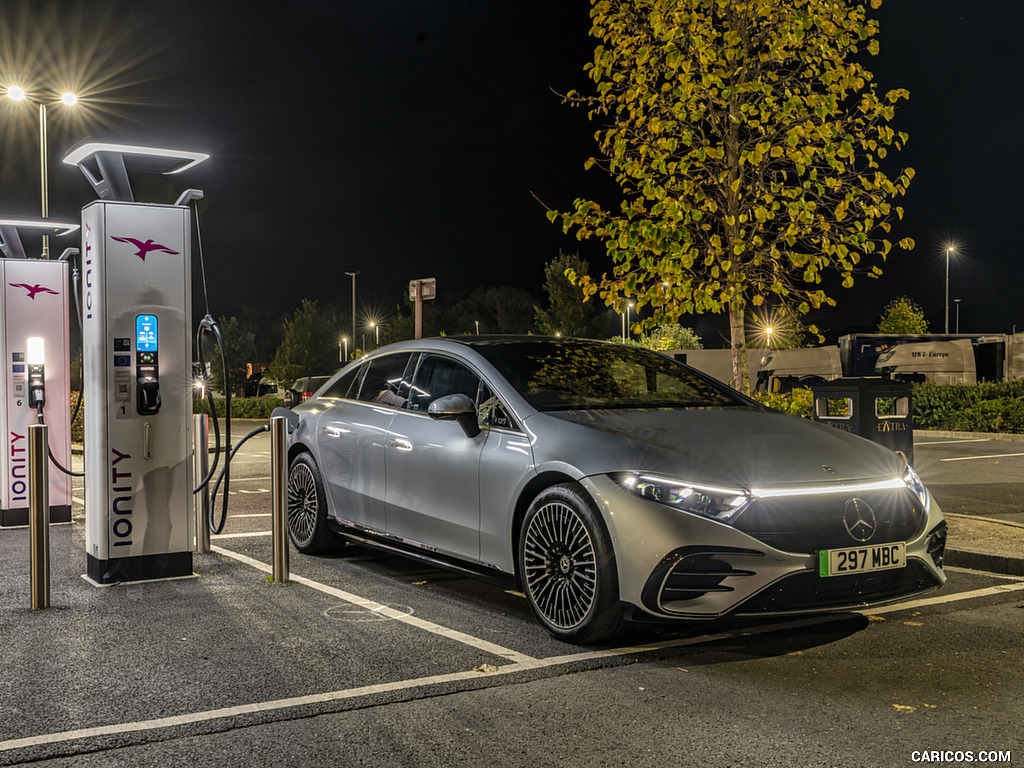 2022 Mercedes-Benz EQS 450+ AMG Line (UK-Spec) - Charging