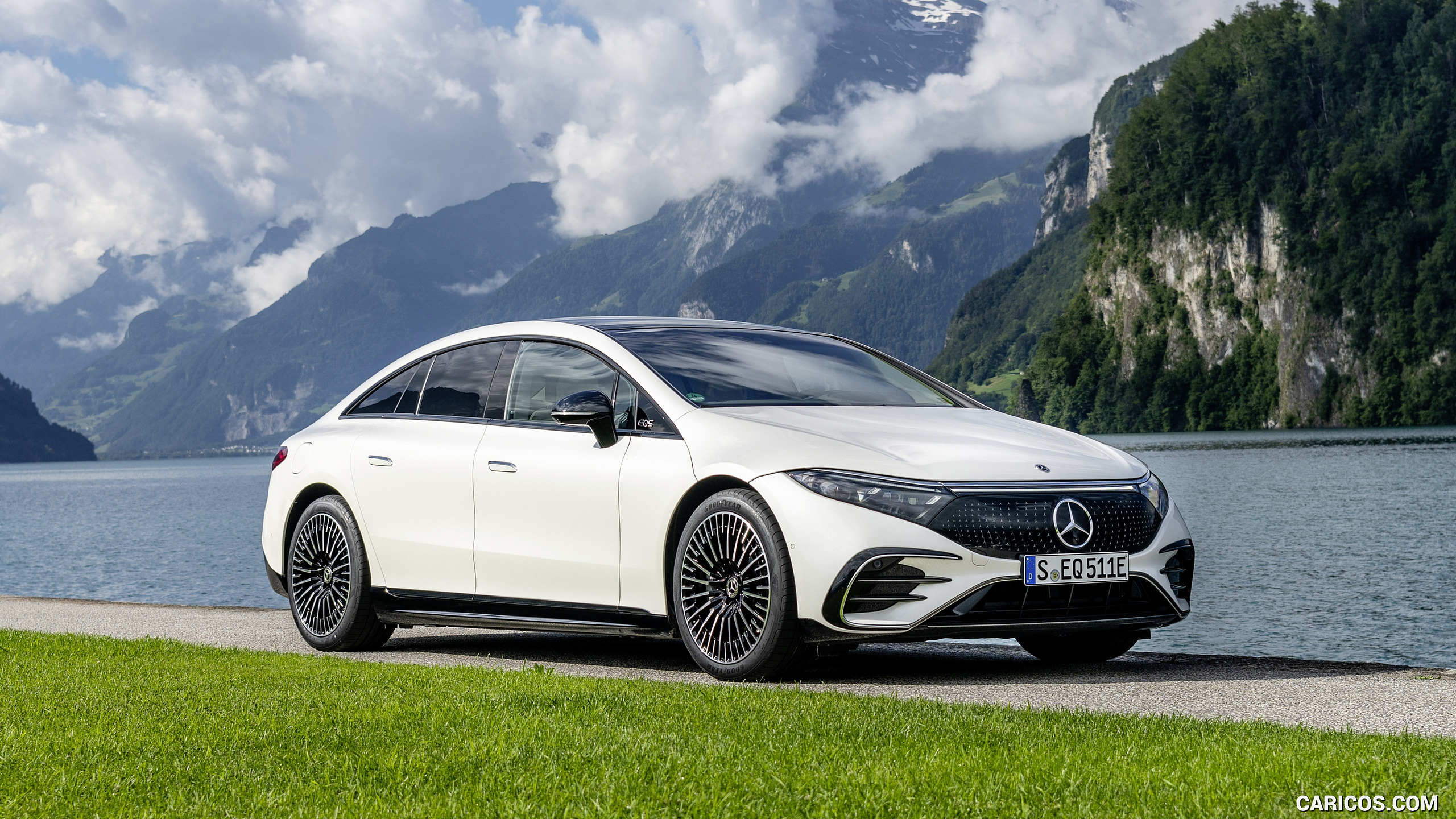 2022 Mercedes-Benz EQS 580 4MATIC (Color: Diamond White) - Front Three ...