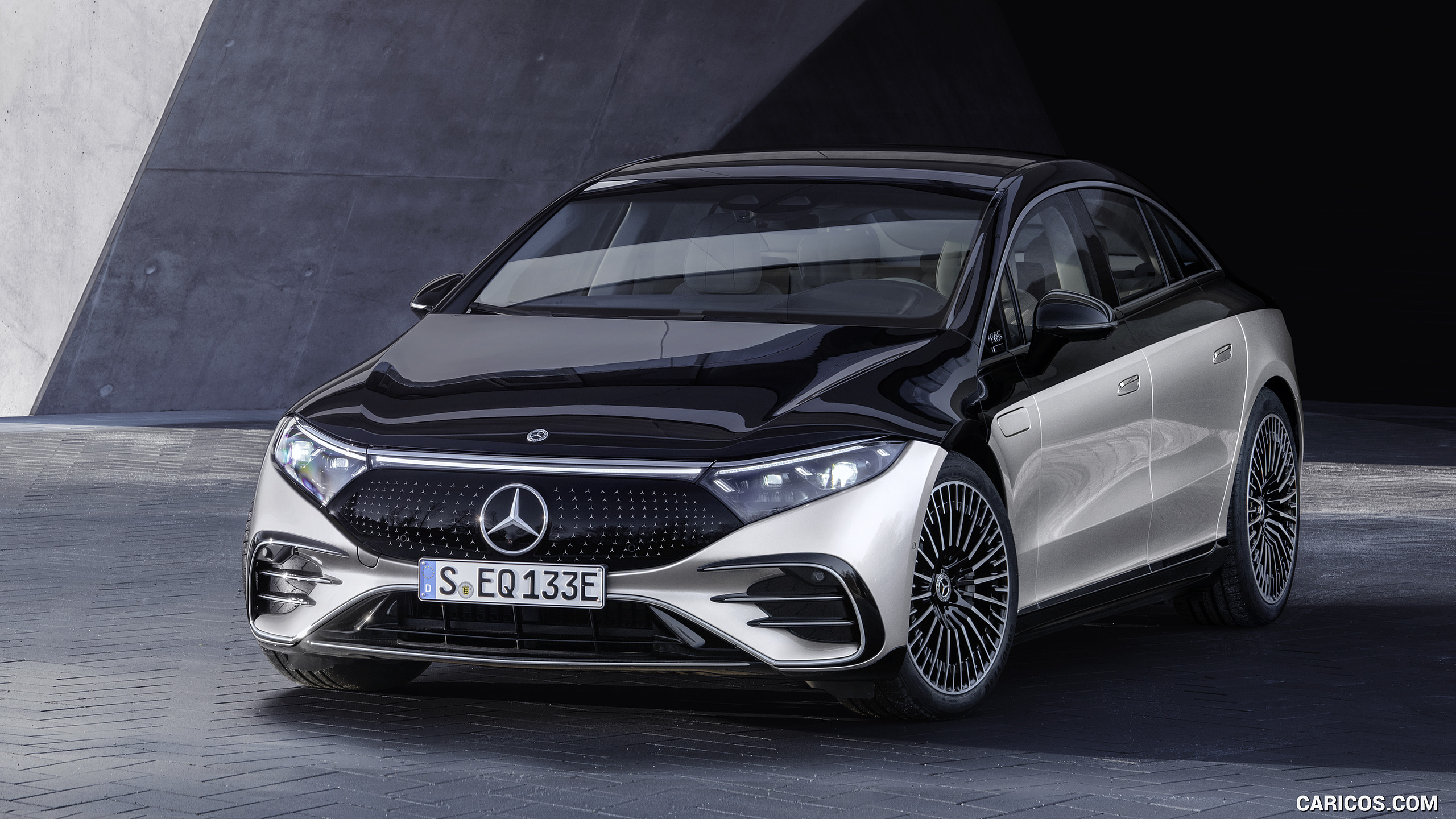 2022 Mercedes-Benz EQS 580 4MATIC AMG-Line Edition 1 (Color: High-Tech Silver / Obsidian Black) - Front, #18 of 206
