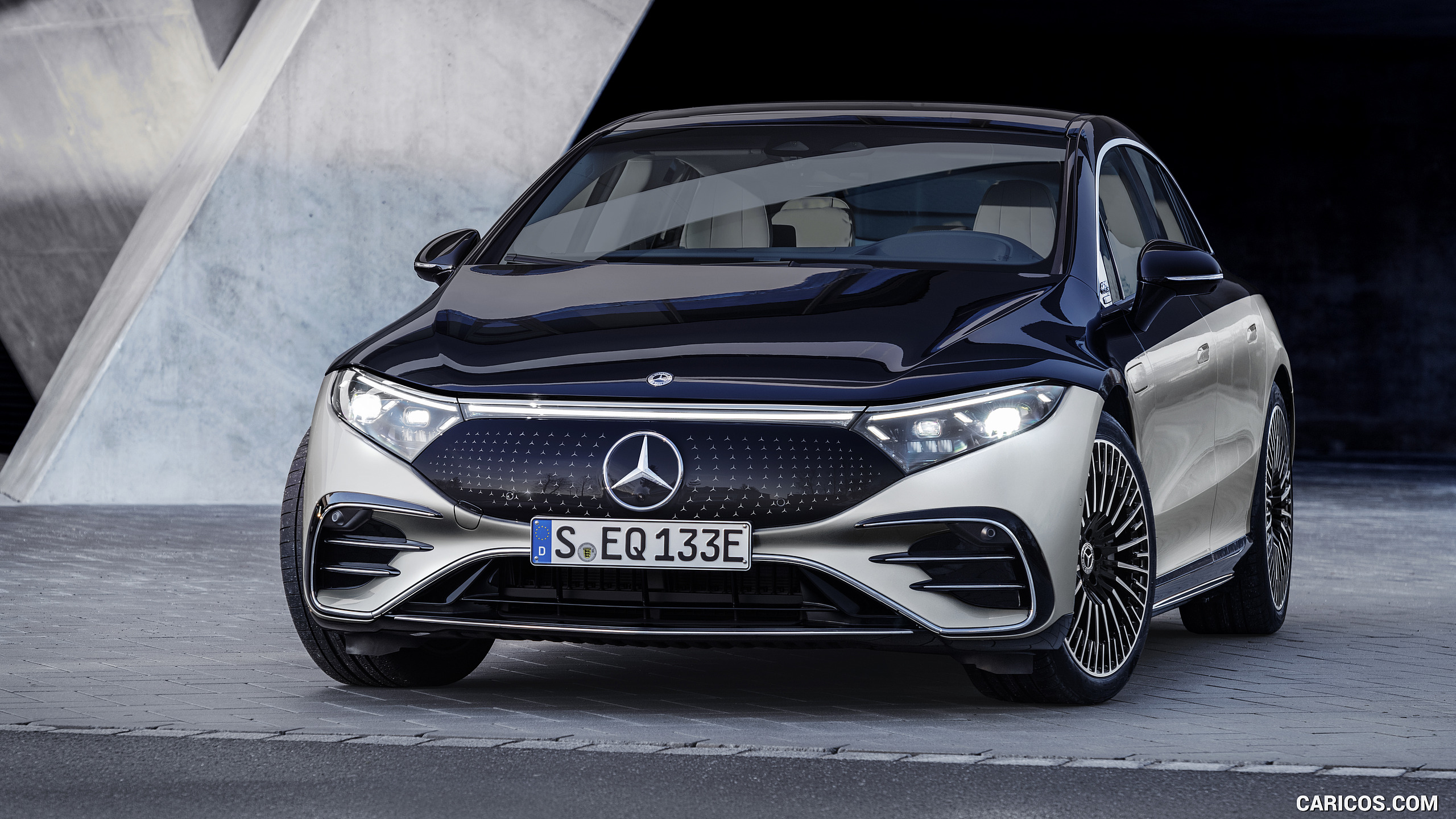 2022 Mercedes-Benz EQS 580 4MATIC AMG-Line Edition 1 (Color: High-Tech Silver / Obsidian Black) - Front, #19 of 206