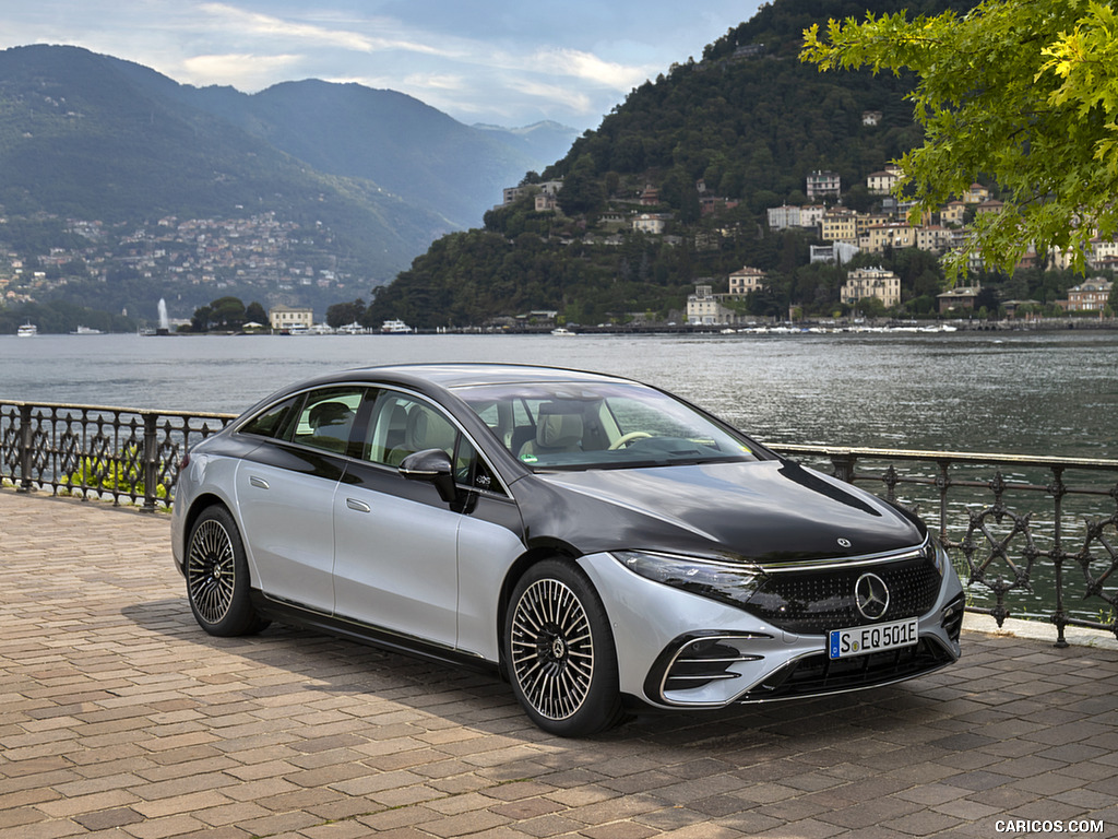 2022 Mercedes-Benz EQS 580 4MATIC Edition 1 (Color: High-Tech Silver / Obsidian Black) - Front Three-Quarter