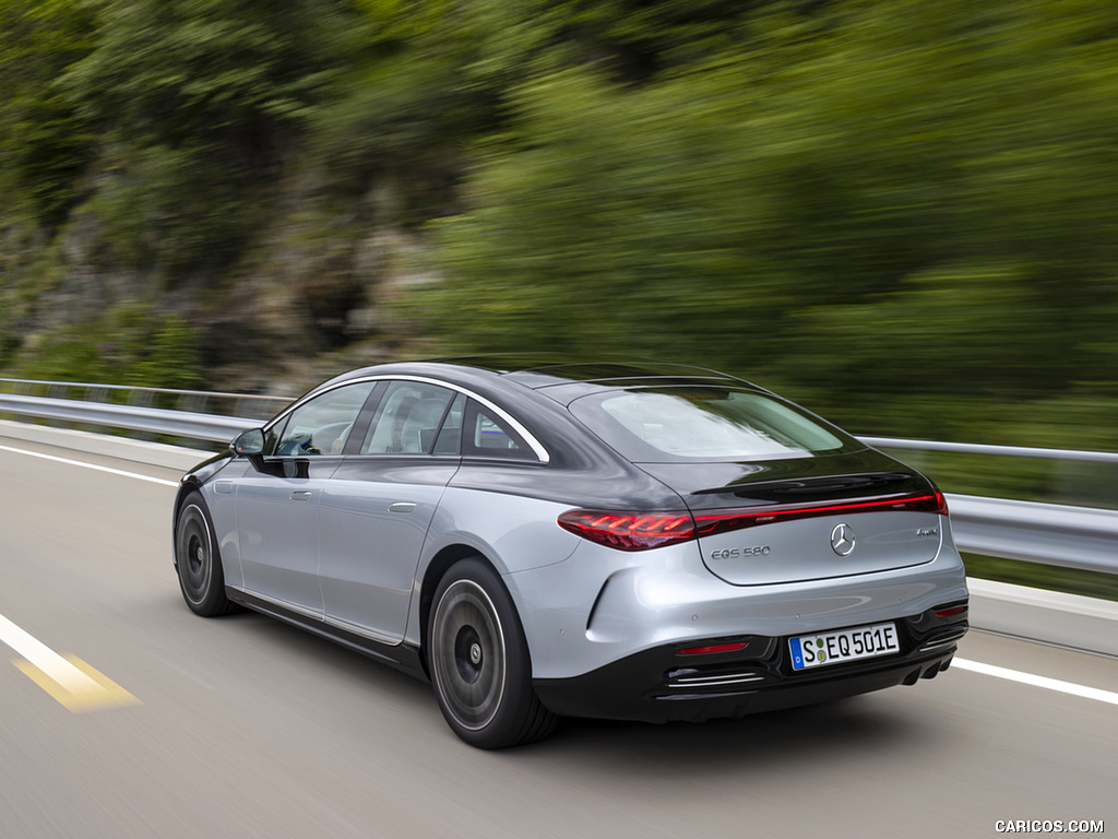 2022 Mercedes-Benz EQS 580 4MATIC Edition 1 (Color: High-Tech Silver / Obsidian Black) - Rear Three-Quarter