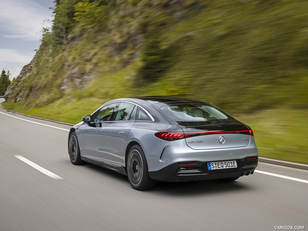 2022 Mercedes-Benz EQS 580 4MATIC Edition 1 (Color: High-Tech Silver / Obsidian Black) - Rear Three-Quarter