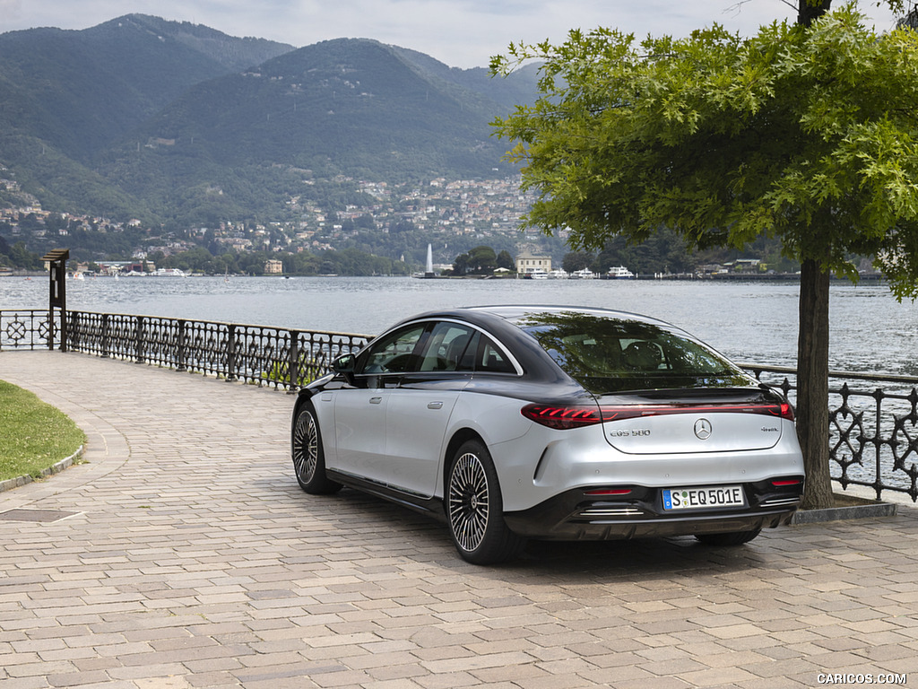 2022 Mercedes-Benz EQS 580 4MATIC Edition 1 (Color: High-Tech Silver / Obsidian Black) - Rear Three-Quarter