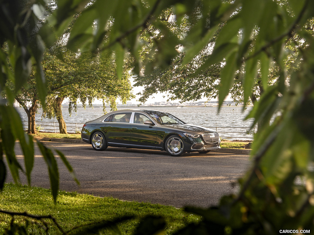 2022 Mercedes-Maybach S 680 4MATIC (US-Spec) - Front Three-Quarter