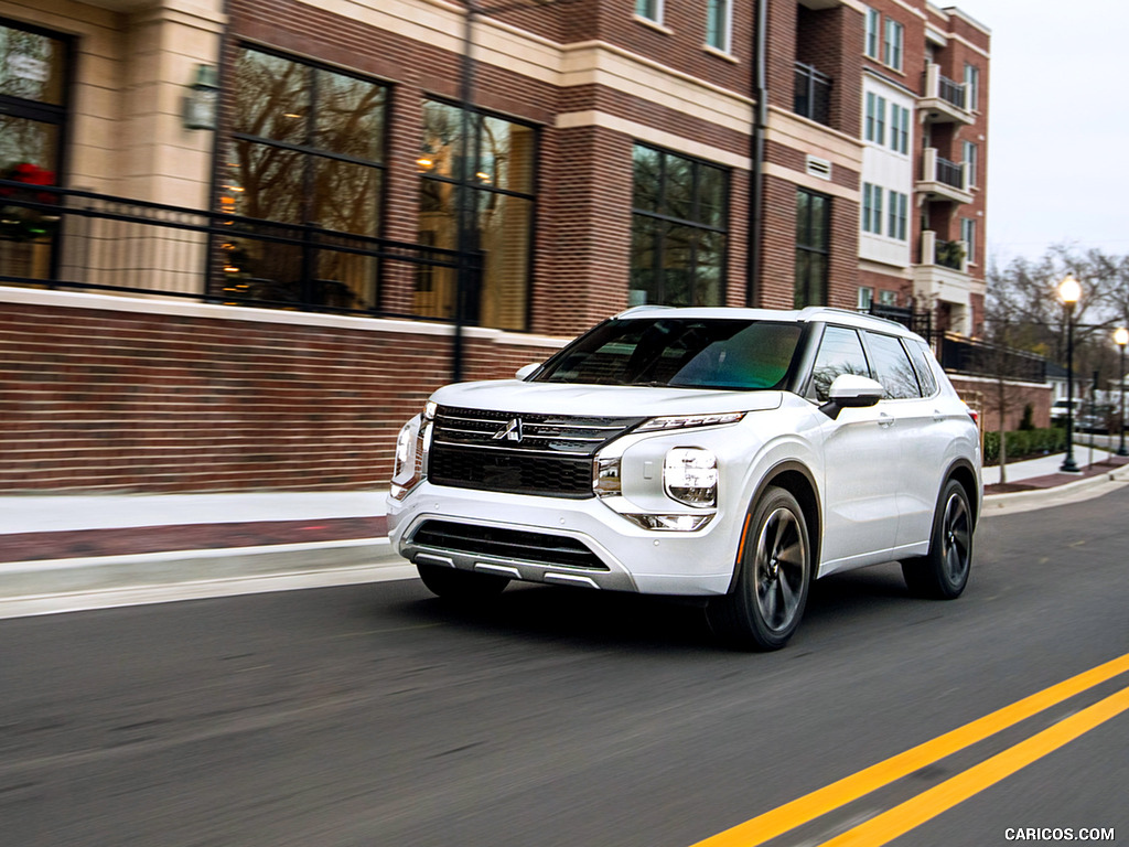 2022 Mitsubishi Outlander - Front Three-Quarter