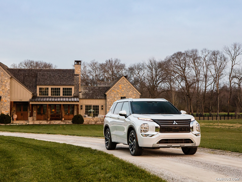 2022 Mitsubishi Outlander - Front Three-Quarter