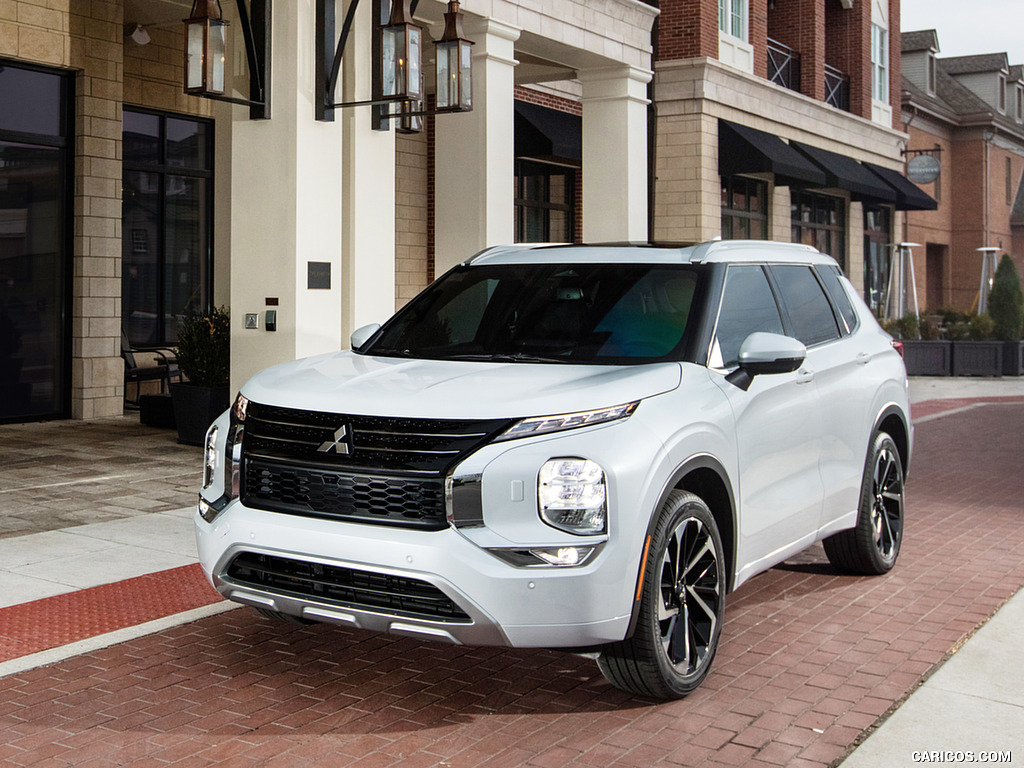 2022 Mitsubishi Outlander - Front Three-Quarter