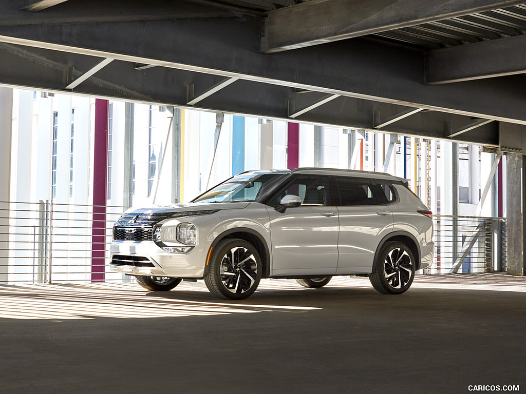 2022 Mitsubishi Outlander - Front Three-Quarter