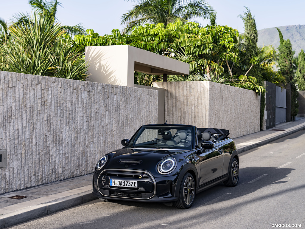 2023 MINI Cooper SE Convertible - Front Three-Quarter