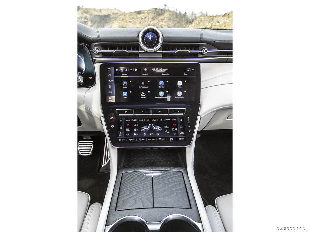 2023 Maserati Grecale Modena (Color: Blu Nobile) - Central Console