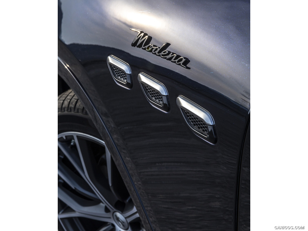 2023 Maserati Grecale Modena (Color: Blu Nobile) - Detail