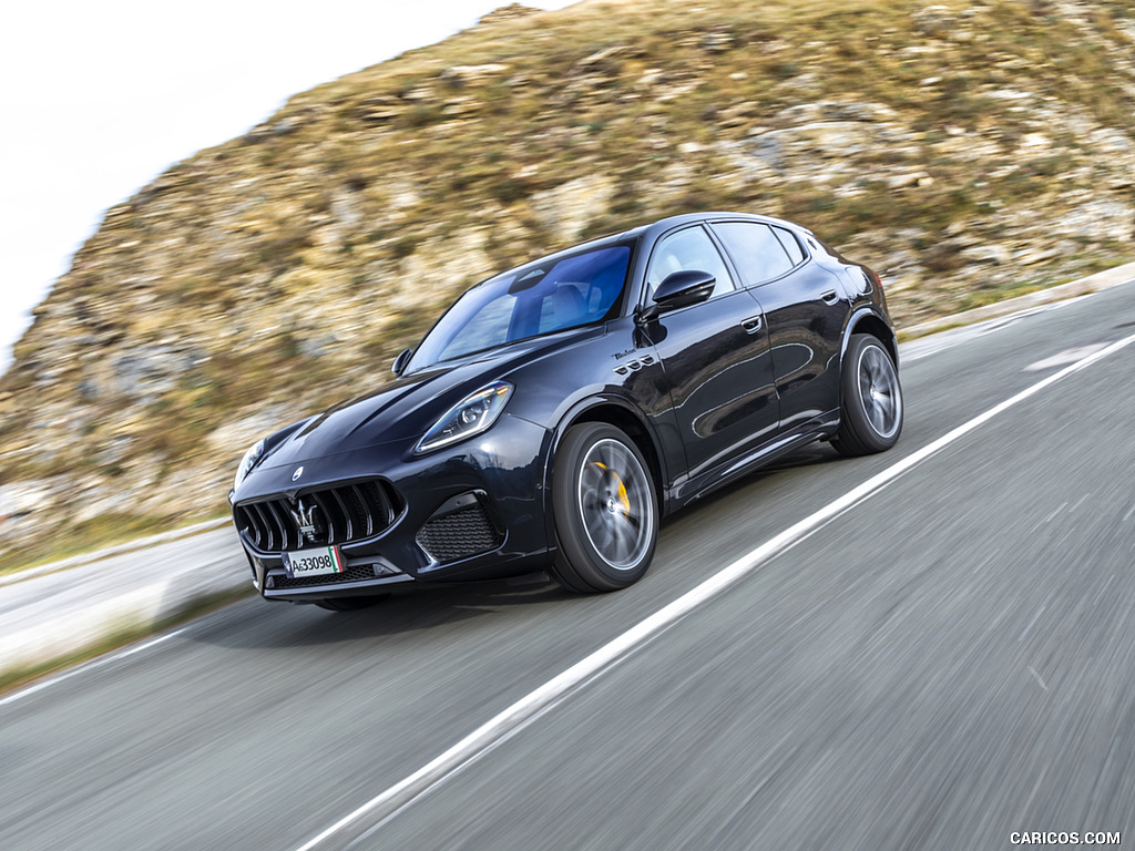 2023 Maserati Grecale Modena (Color: Blu Nobile) - Front Three-Quarter