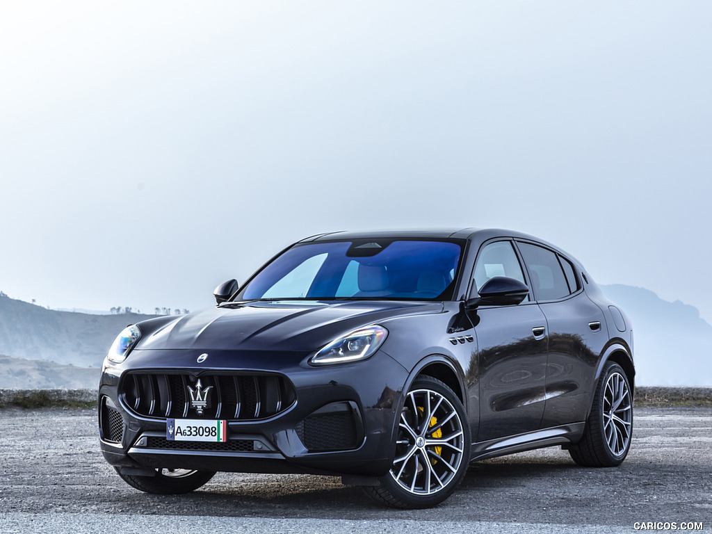 2023 Maserati Grecale Modena (Color: Blu Nobile) - Front Three-Quarter