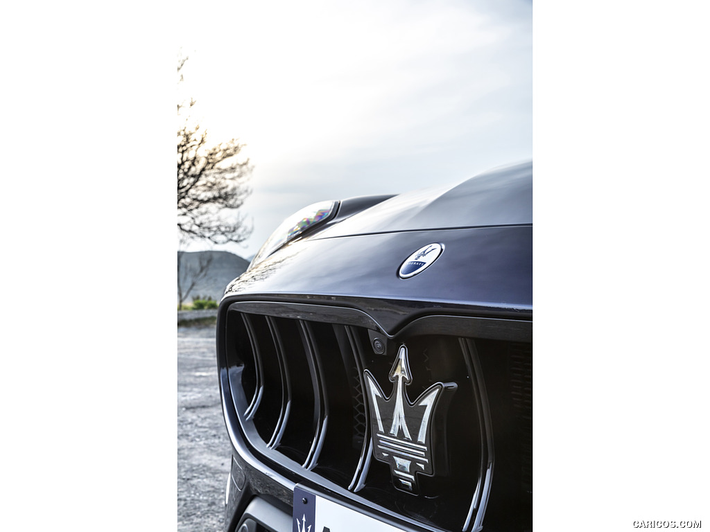 2023 Maserati Grecale Modena (Color: Blu Nobile) - Grille