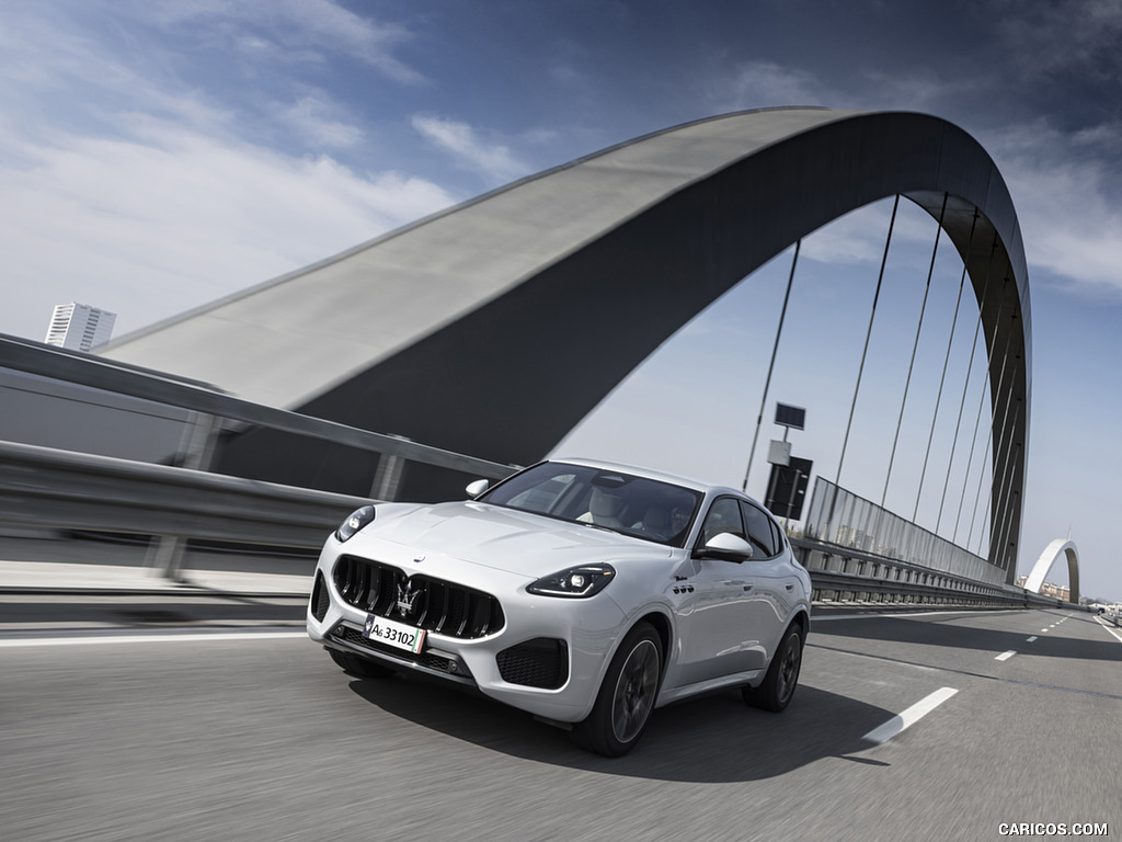 2023 Maserati Grecale Modena (Color: Grigio Cangiante) - Front Three-Quarter