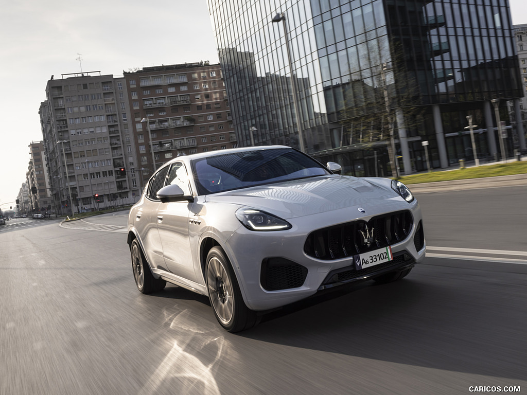 2023 Maserati Grecale Modena (Color: Grigio Cangiante) - Front Three-Quarter