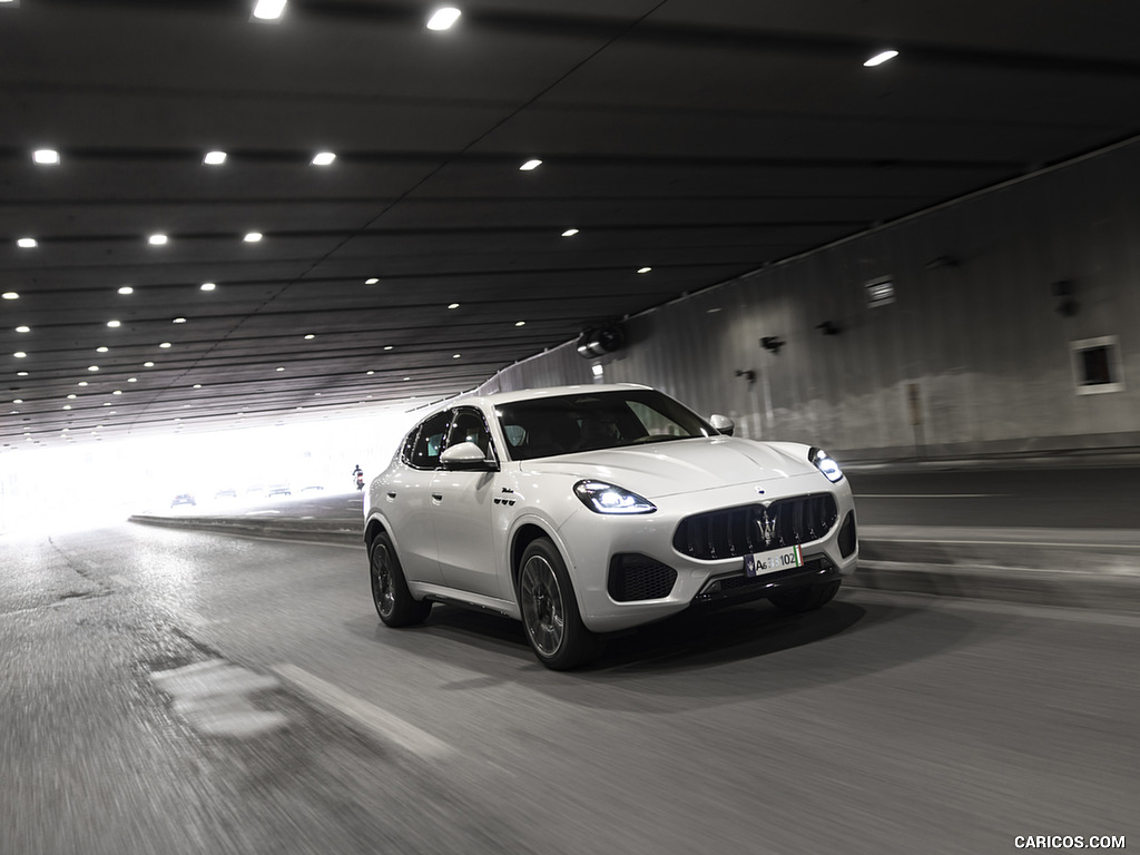 2023 Maserati Grecale Modena (Color: Grigio Cangiante) - Front Three-Quarter