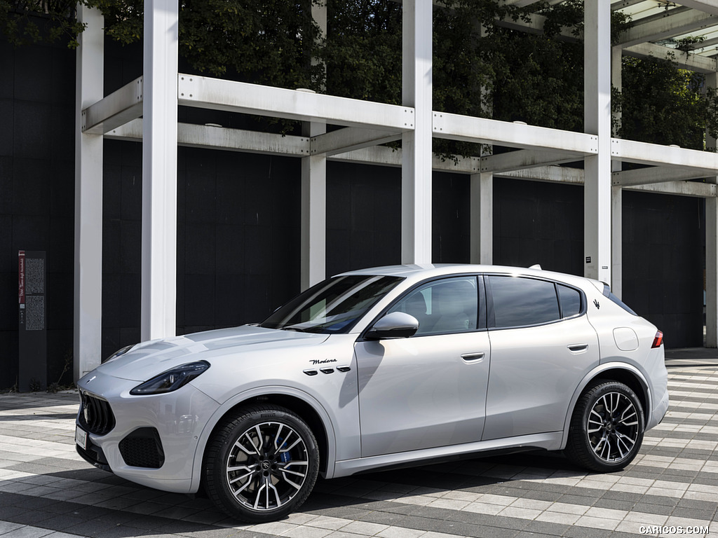 2023 Maserati Grecale Modena (Color: Grigio Cangiante) - Front Three-Quarter