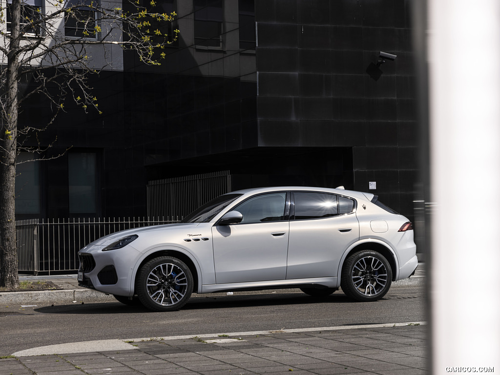 2023 Maserati Grecale Modena (Color: Grigio Cangiante) - Side