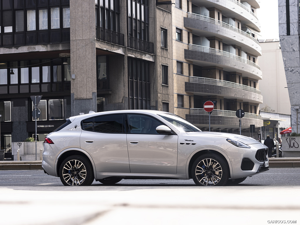 2023 Maserati Grecale Modena (Color: Grigio Cangiante) - Side