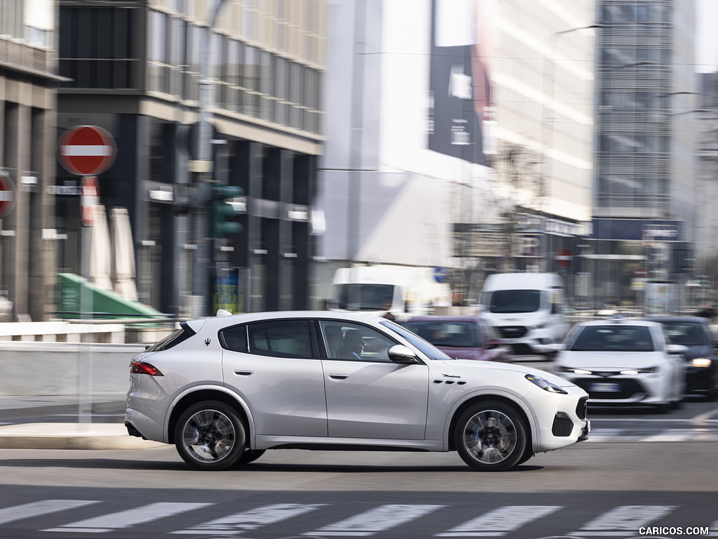 2023 Maserati Grecale Modena (Color: Grigio Cangiante) - Side