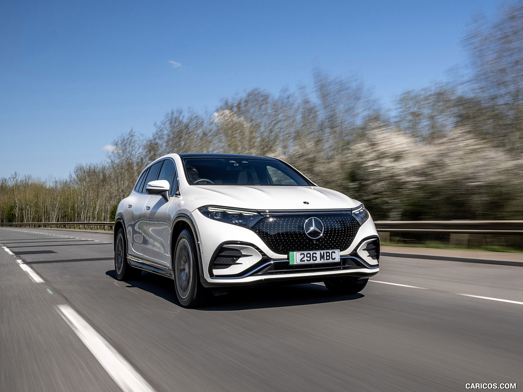 2023 Mercedes-Benz EQS SUV (UK-Spec) - Front