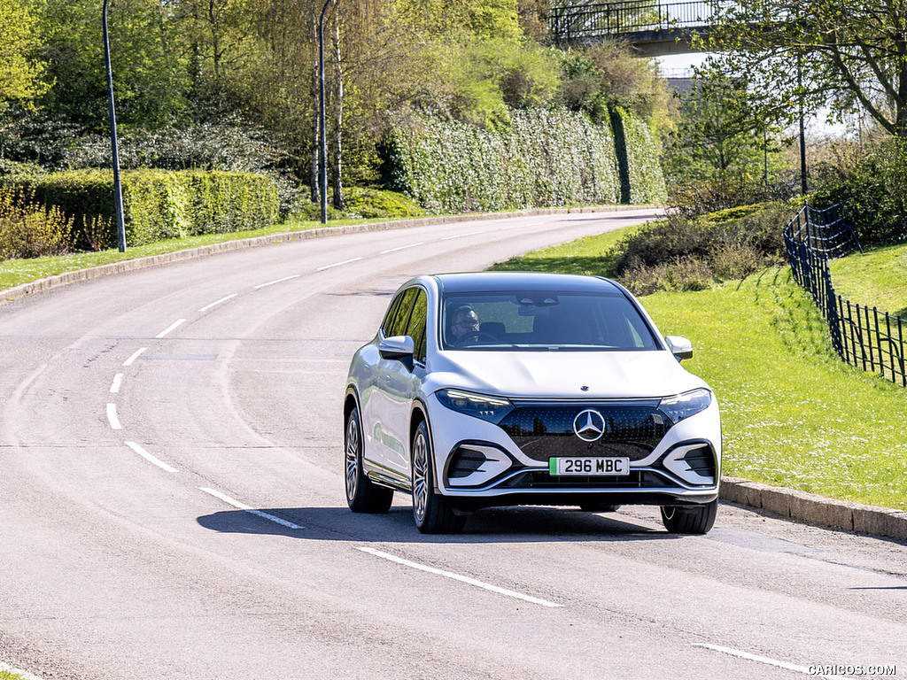 2023 Mercedes-Benz EQS SUV (UK-Spec) - Front