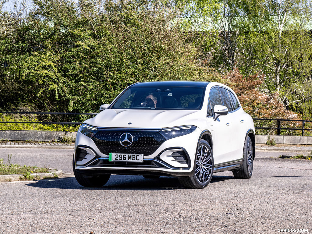 2023 Mercedes-Benz EQS SUV (UK-Spec) - Front