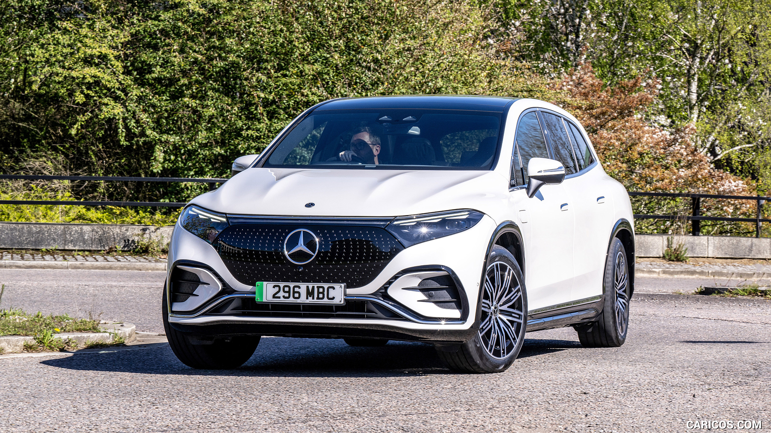 2023 Mercedes-Benz EQS SUV (UK-Spec) - Front | Caricos