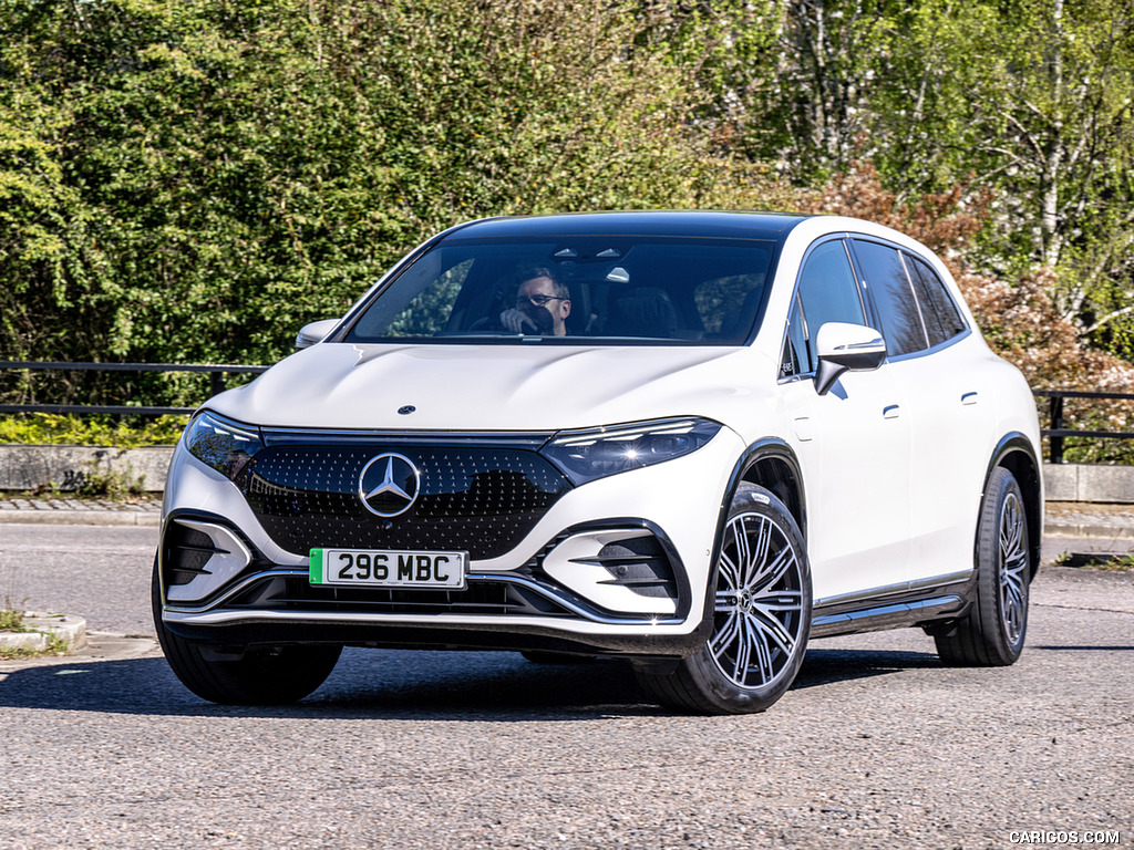 2023 Mercedes-Benz EQS SUV (UK-Spec) - Front