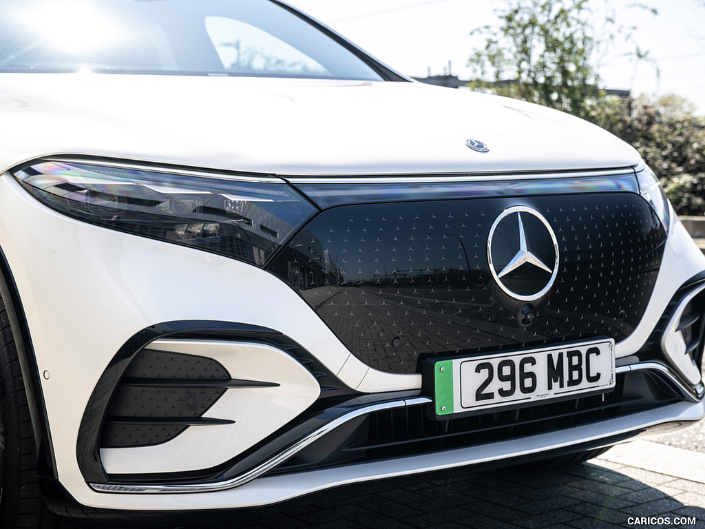 2023 Mercedes-Benz EQS SUV (UK-Spec) - Front