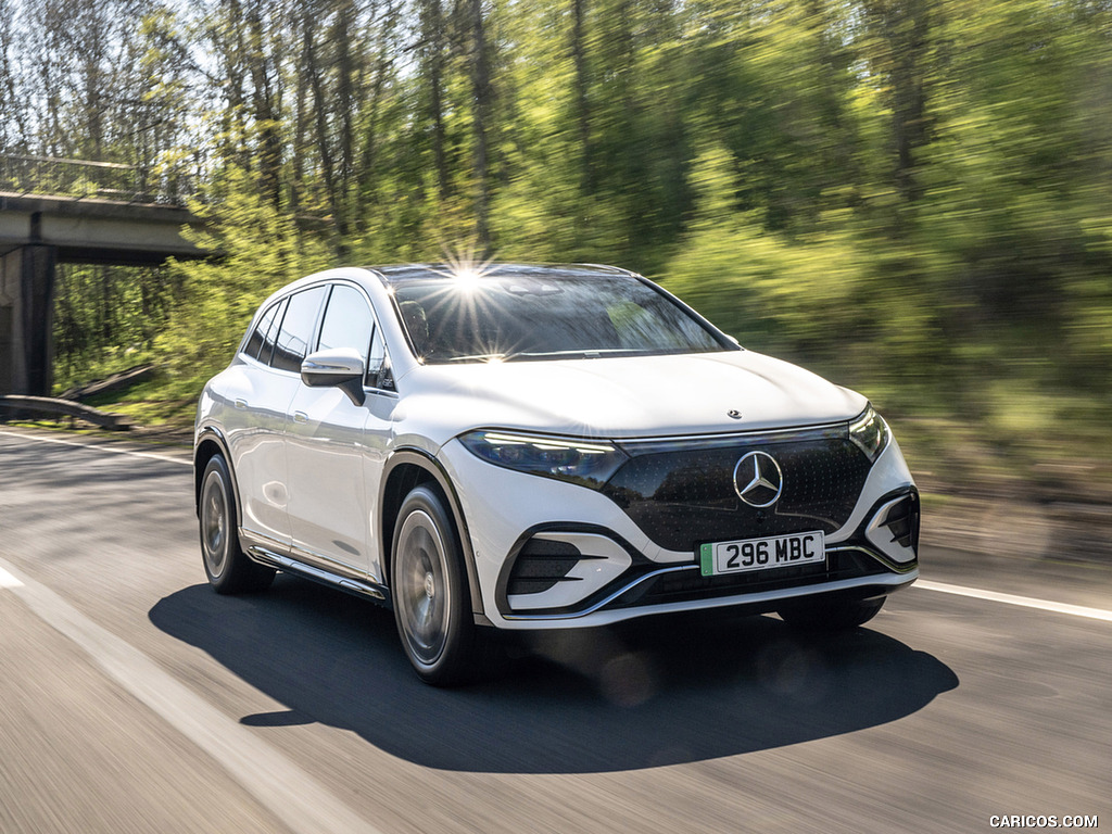 2023 Mercedes-Benz EQS SUV (UK-Spec) - Front Three-Quarter