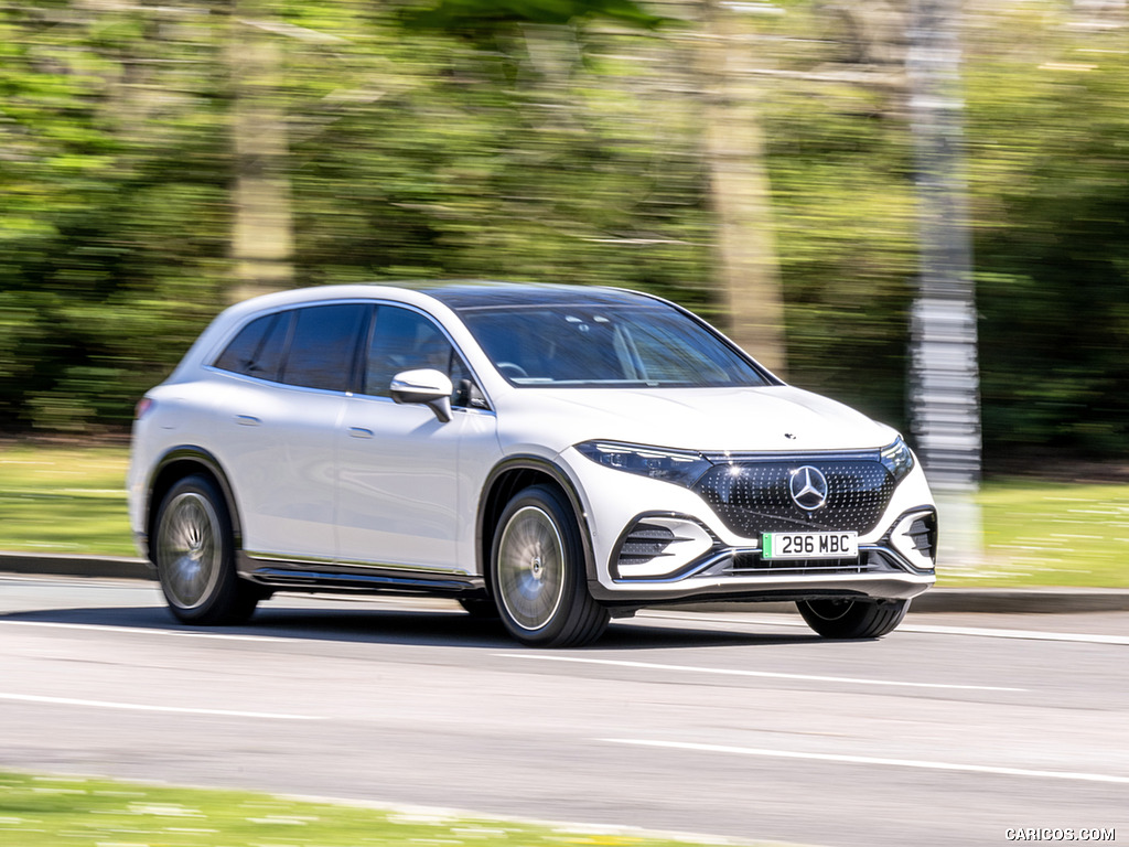 2023 Mercedes-Benz EQS SUV (UK-Spec) - Front Three-Quarter