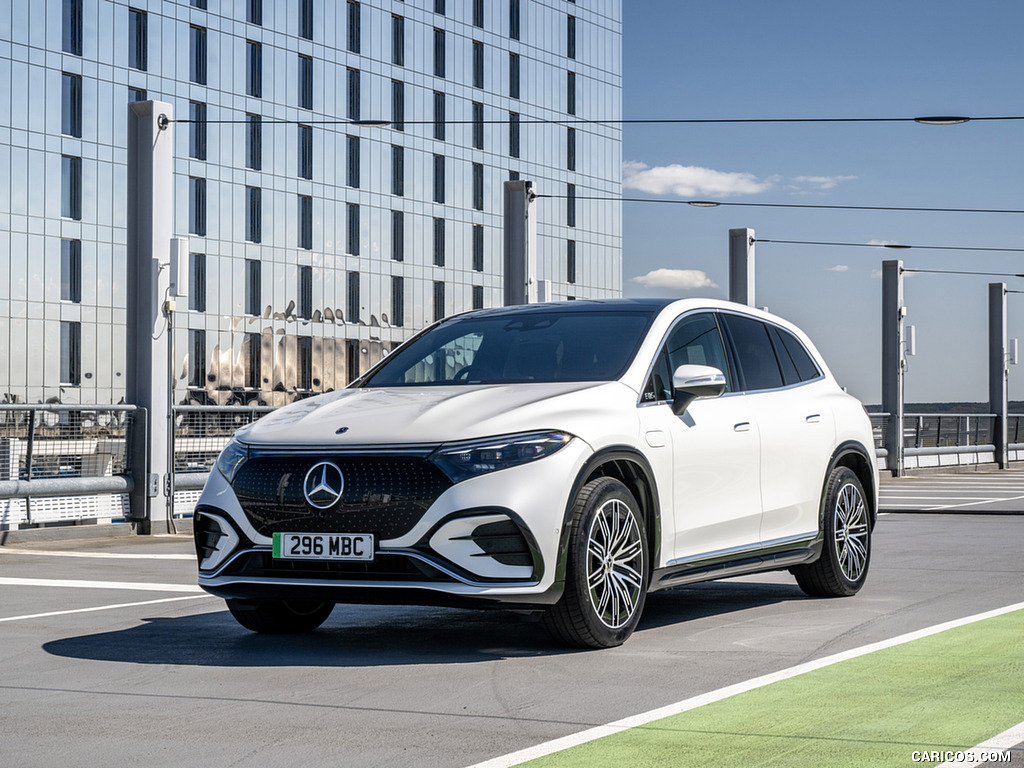 2023 Mercedes-Benz EQS SUV (UK-Spec) - Front Three-Quarter