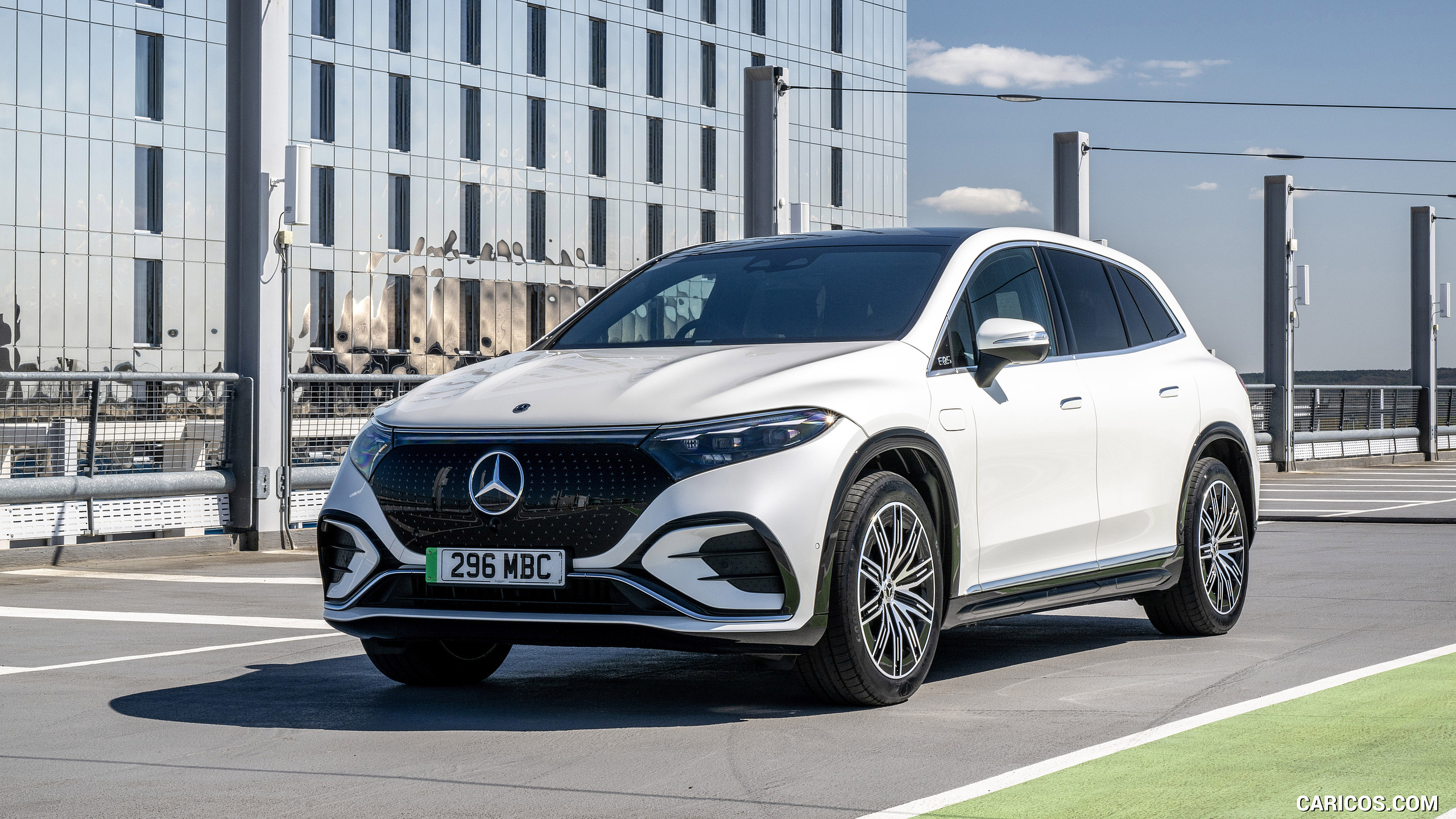 2023 Mercedes-Benz EQS SUV (UK-Spec) - Front Three-Quarter | Caricos