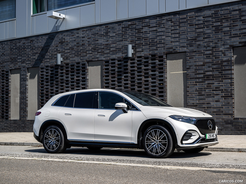 2023 Mercedes-Benz EQS SUV (UK-Spec) - Front Three-Quarter