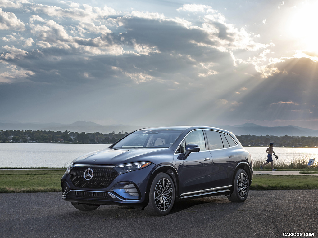 2023 Mercedes-Benz EQS SUV 580 4MATIC AMG Line (Color: Sodalite Blue) - Front Three-Quarter