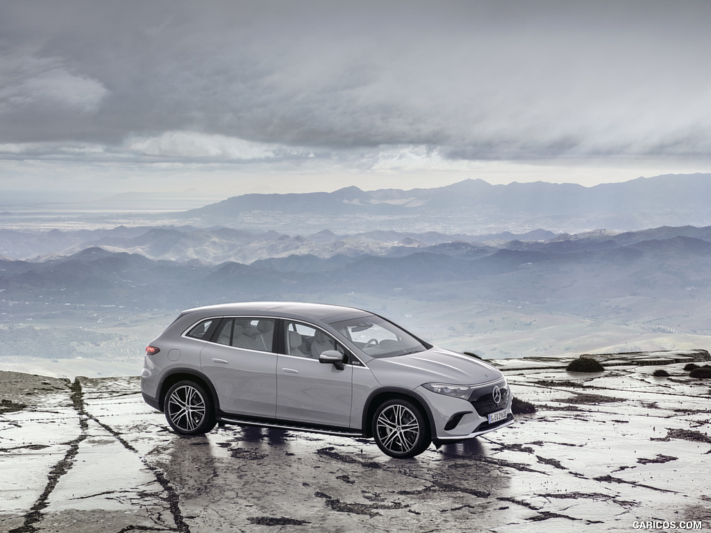 2023 Mercedes-Benz EQS SUV Electric Art Line (Color: Alpine Grey) - Front Three-Quarter