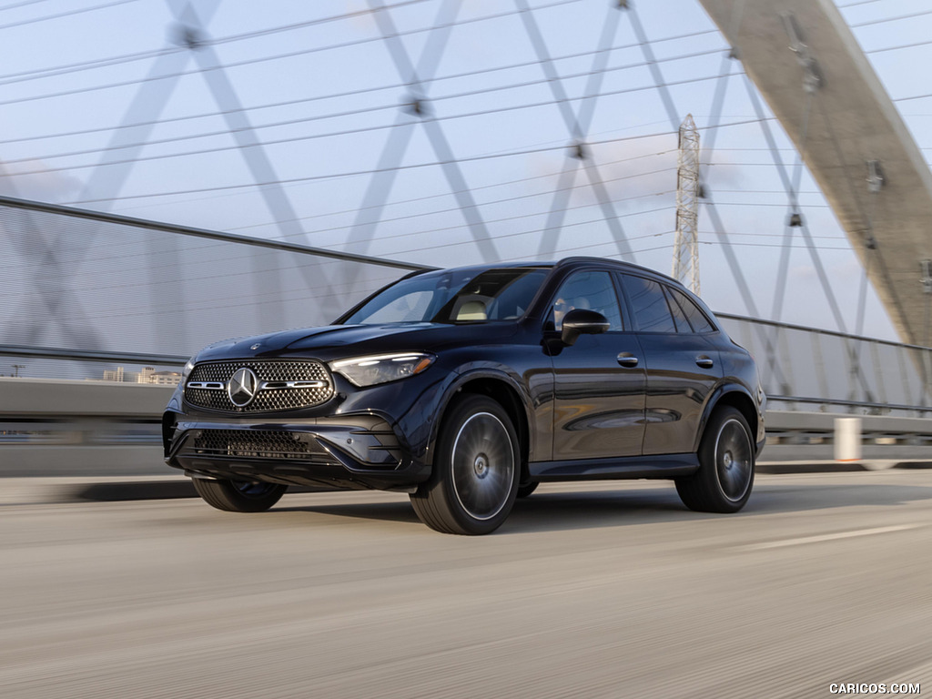 2023 Mercedes-Benz GLC 300 (US-Spec) - Front Three-Quarter