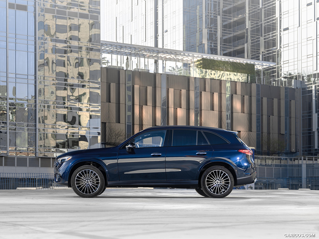 2023 Mercedes-Benz GLC 300 (US-Spec) - Side