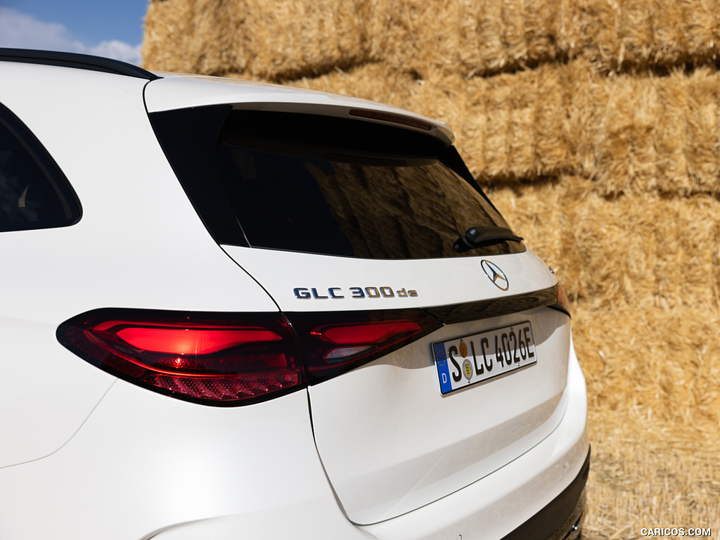 2023 Mercedes-Benz GLC 300 de 4MATIC AMG Line (Color: MANUFAKTUR Diamond White Bright) - Detail